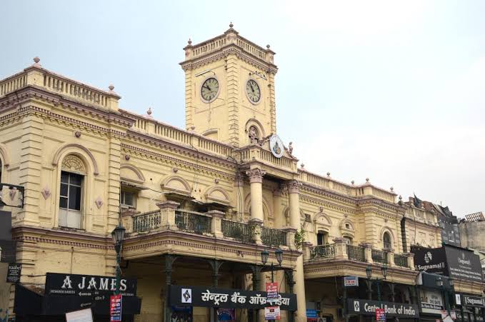 Hazratganj Market - Lucknow - Connecting Traveller